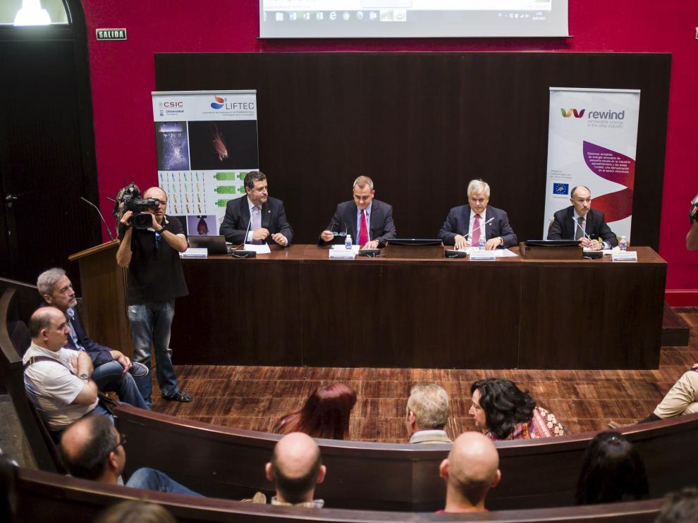De izda. a dcha. Javier Carroquino, investigador de la Universidad de Zaragoza y coordinador del proyecto; Luis Miguel García, vicerrector de Política Científica de la Universidad de Zaragoza; José Ramón Urquijo, vicepresidente de Organización y Relaciones Internacional del CSIC; y Fernando Beltrán, secretario general técnico de la Consejería de Innovación, Investigación y Universidad del Gobierno de Aragón durante la presentación de los resultados de Rewind.
