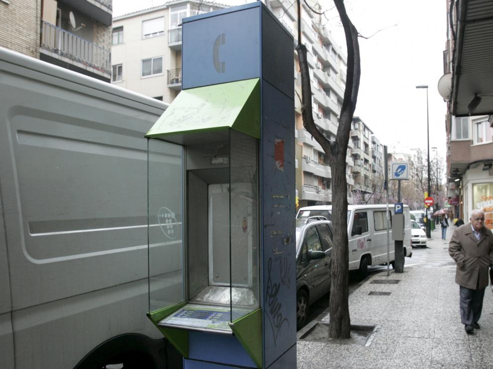 La retirada de las cabinas ha dejado postes de teléfonos así de tristes en las calles de pueblos y ciudades.