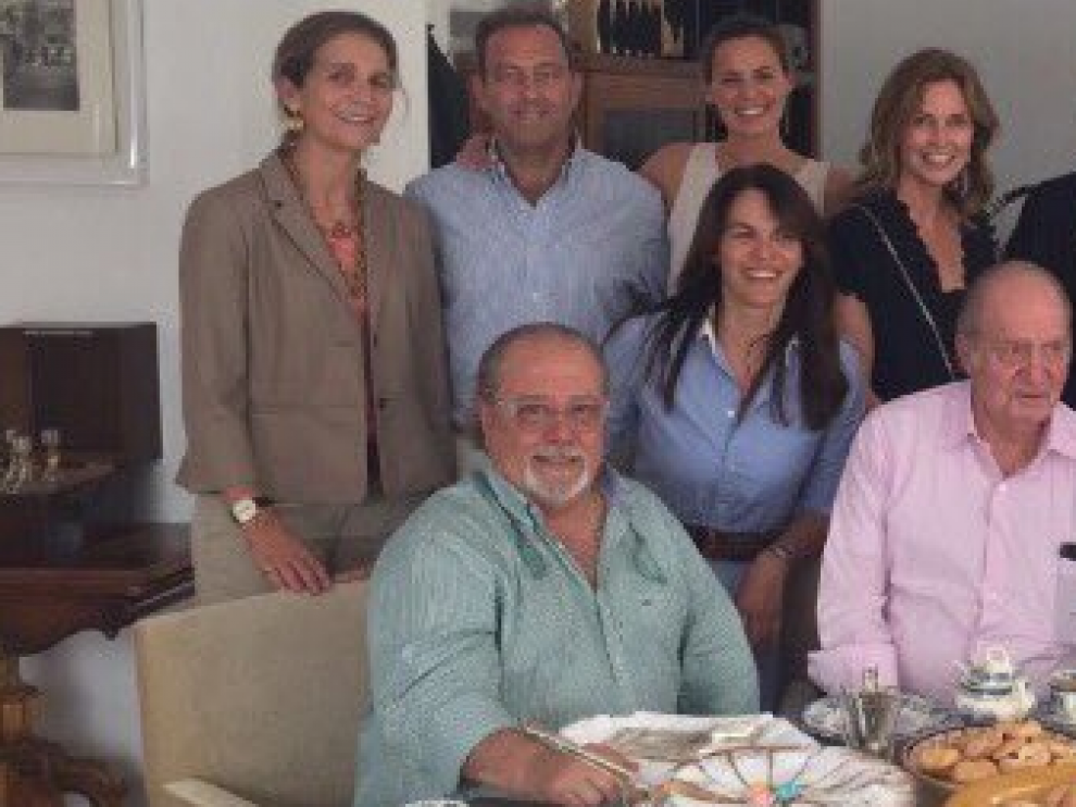 El rey emérito y la infanta Elena disfrutaron de una paella con la 'pareja artística' Arévalo y Bertín Osborne.