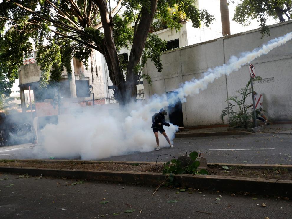 Imagen de un manifestante opositor durante una protesta de este martes