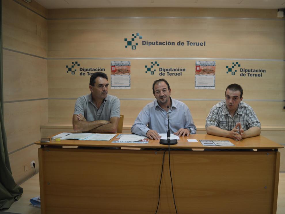 De izquierda a derecha: Francisco Abril, alcalde de Alfabmra; Ramón Millán, presidente de la DPT; y Raúl Sáez, presidente de Arcatur.