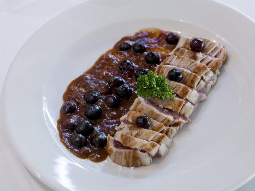Tataki de solomillo ibérico con salsa de arándanos.