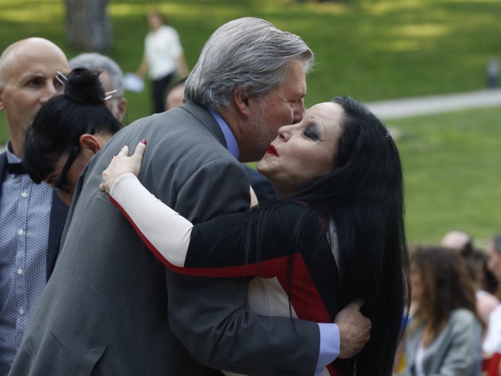El ministro de Cultura, Íñigo Méndez de Vigo, abraza a Alaska en el homenaje a David Delfín
