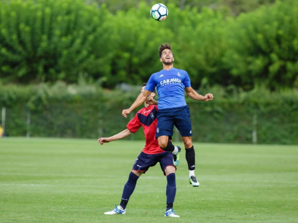 Javi Ros se lleva un balón por alto ante el jugador del Boltaña.