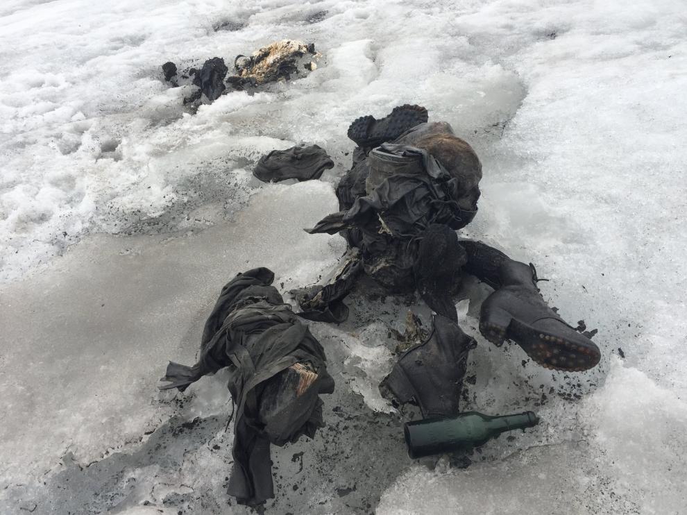 Fotografía cedida por Glacier 3000 que muestra varias prendas de ropa y botas de Marcelin y Francine Dumoulin.