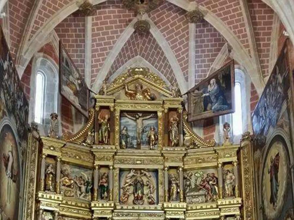 Un grupo de personas durante una de las visitas programadas a la iglesia de Ibdes.