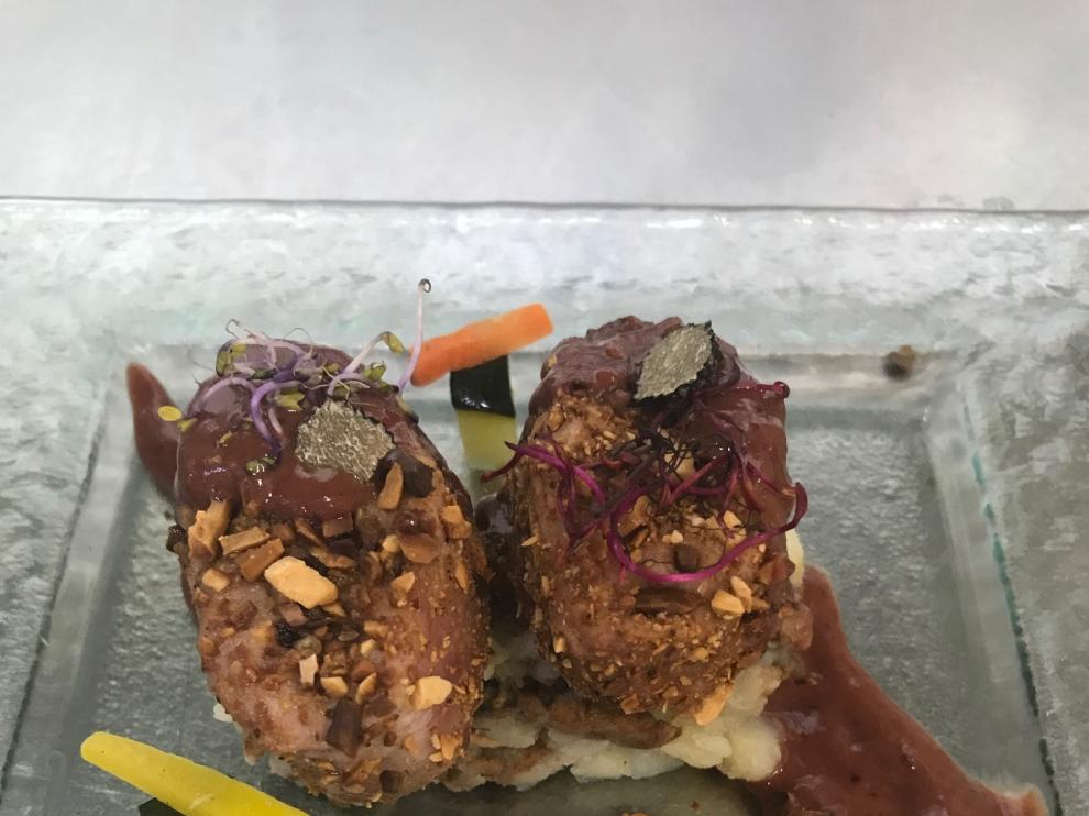 Lomo de corzo albardado con demi-glace de arándanos con miel.
