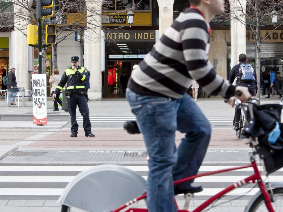 Un agente de la Policía Local, en el paseo de la Independencia.