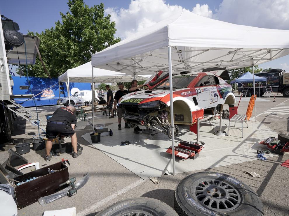 Los equipos de competición preparan los vehículos para el inicio de la carrera.