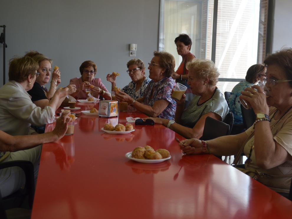 El taller de buñuelos contó con una veintena de mujeres.