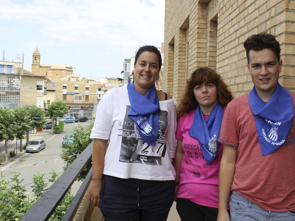 Itziar Laguna, presidenta de la comisión de Fiestas, y dos Quintos del 99, Isis Biarge y Borja Duerto.