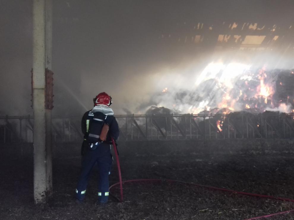 Los bomberos se afanaron en sofocar las llamas de la nave de Navarri.