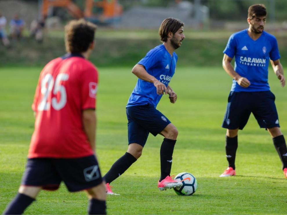 Buff conduce el balón, ante la mirada de Papunashvili, en el amistoso jugado este miércoles por el Real Zaragoza en Boltaña.