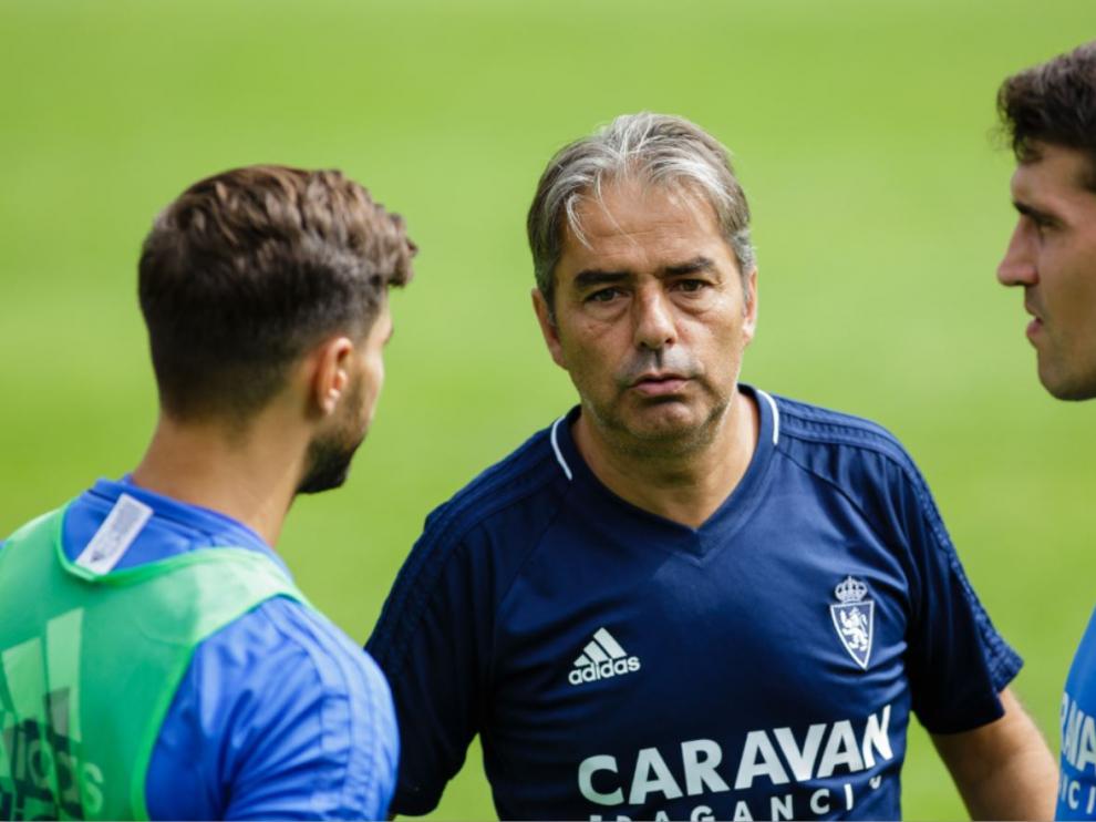 El entrenador del Real Zaragoza, Natxo González, habla con Zapater y Javi Ros en un aparte del entrenamiento de este miércoles en Boltaña.