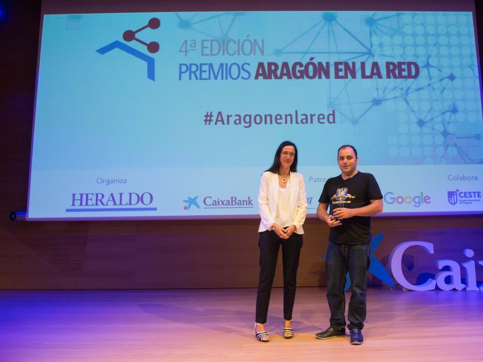 Carlos Gallego, autor de Cinemascomics, recibió el reconocimiento de Susana Betrán, gerente de Grancasa.