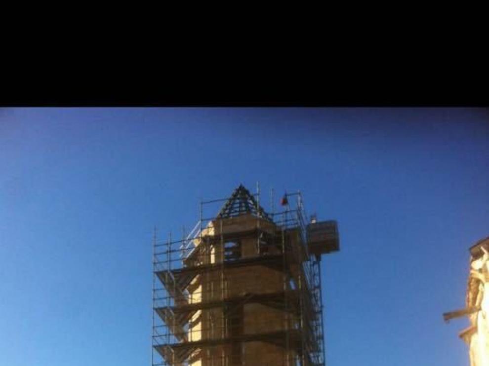 El andamio que cubre la torre se irá retirando estos días.