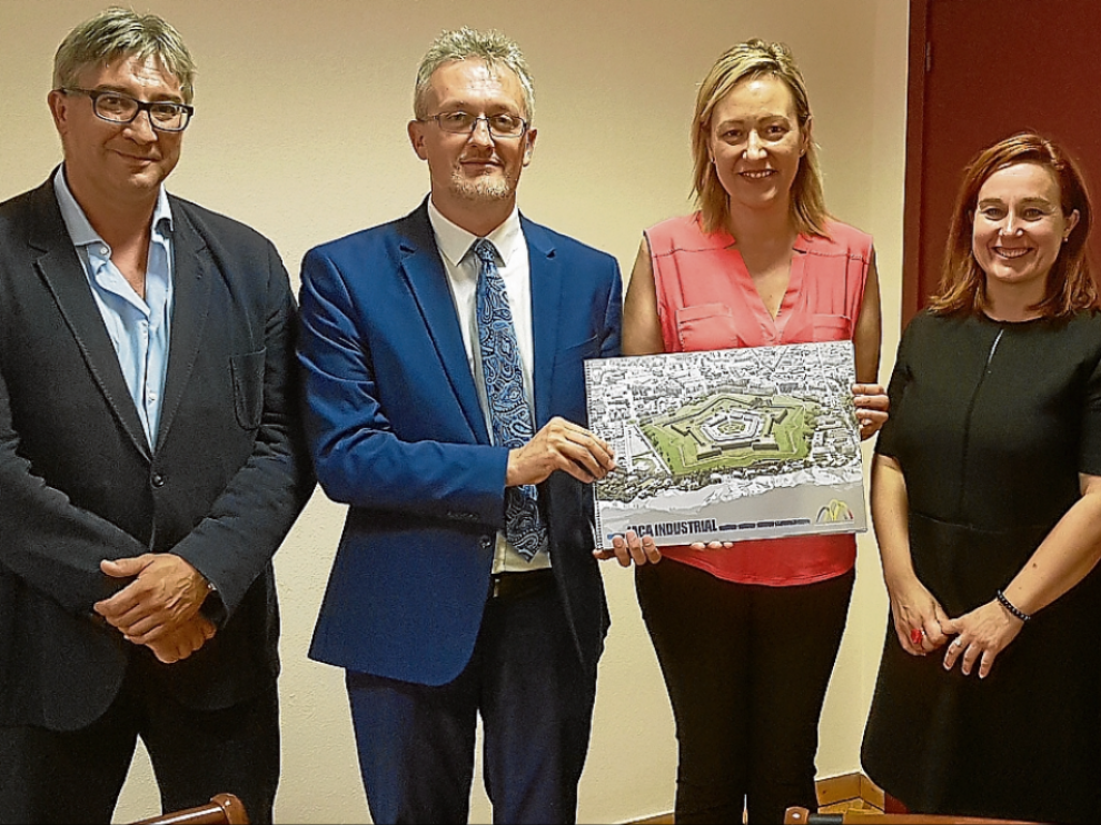 La presentación del plan. De izda. a drcha., el director de la oficina de Fomento, José Ángel Hierro; el alcalde, Juan Manuel Ramón; la consejera, Marta Gastón, mostrando parte de la documentación del plan; la concejal Olvido Moratinos; y el director general de Industria, Fernando Fernández.