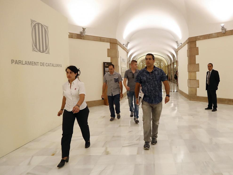 Agentes de la Guardia Civil a su llegada al Palau de la Generalitat para requerir documentación relativa a la investigación que el Tribunal Superior de Justicia de Cataluña (TSJC) ha abierto al exconseller de Justicia Germà Gordó por su presunto papel en la financiación ilegal de CDC.