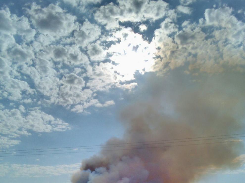 La columna de humo es visible desde varios kilómetros de distancia.