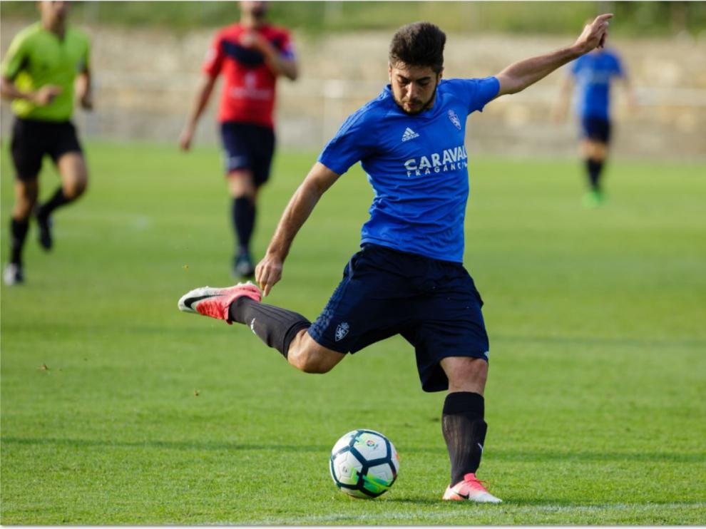 Papunashvili, en el lance donde logró marcar su gol al Boltaña este miércoles en el amistoso jugado en la localidad oscense.