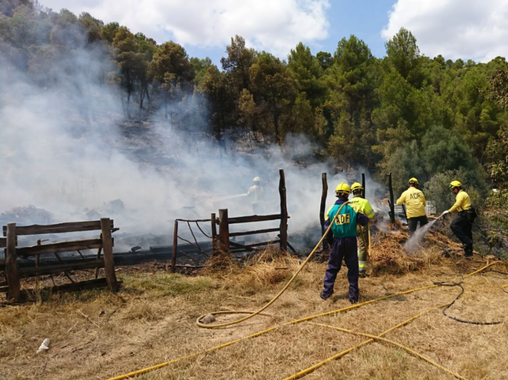 Efectivos trabajando en la extinción del incendio de Arens de Lledó.