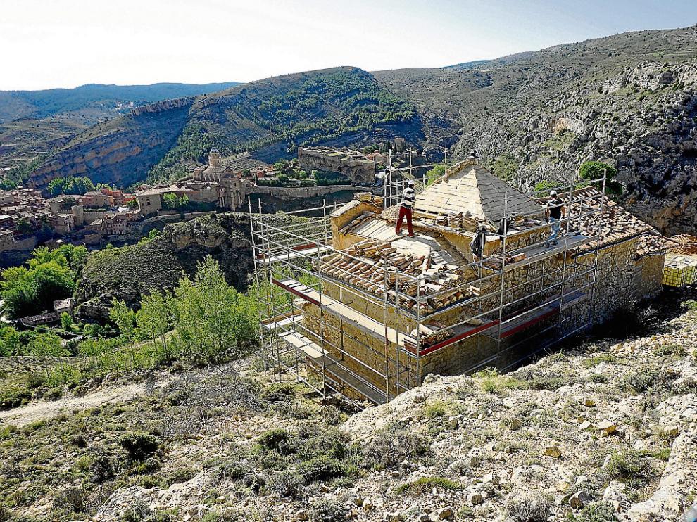 Desde la ermita, ya en obras, se contempla una hermosa imagen de Albarracín.