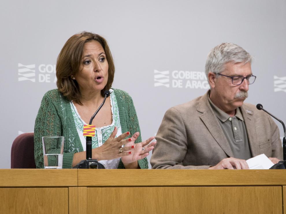 Joaquín Lahoz Gimeno, con su abogada, Cristina Ruiz-Galbe, en los juzgados de Zaragoza.