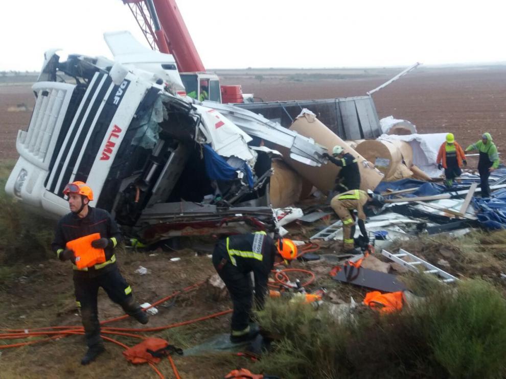 El camión ha quedado volcado fuera de la vía.