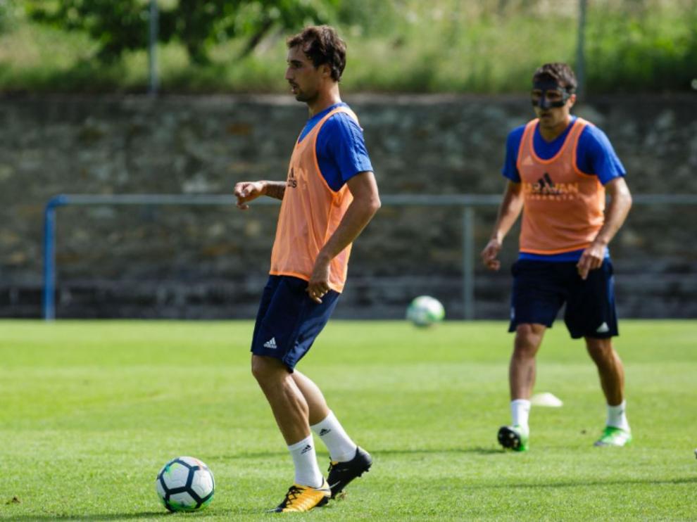 Íñigo Eguaras, con el balón ante la mirada de Zapater, en el entrenamiento matinal del Real Zaragoza del jueves en Boltaña.