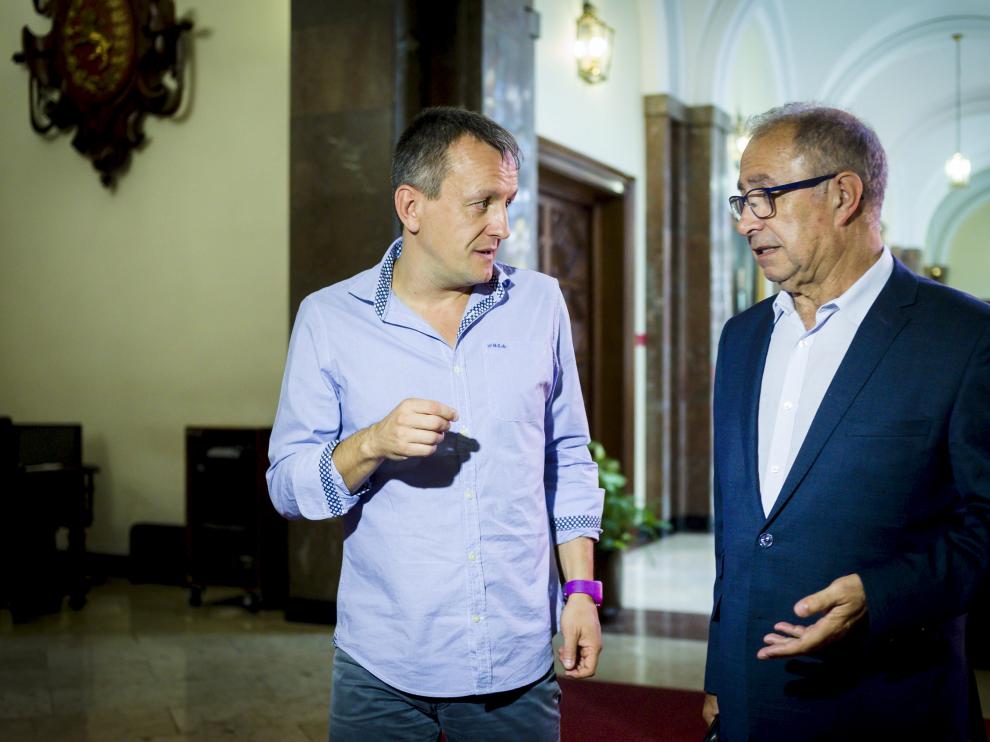 El concejal Rivarés, con el consejero Gimeno en la comisión de deudas.