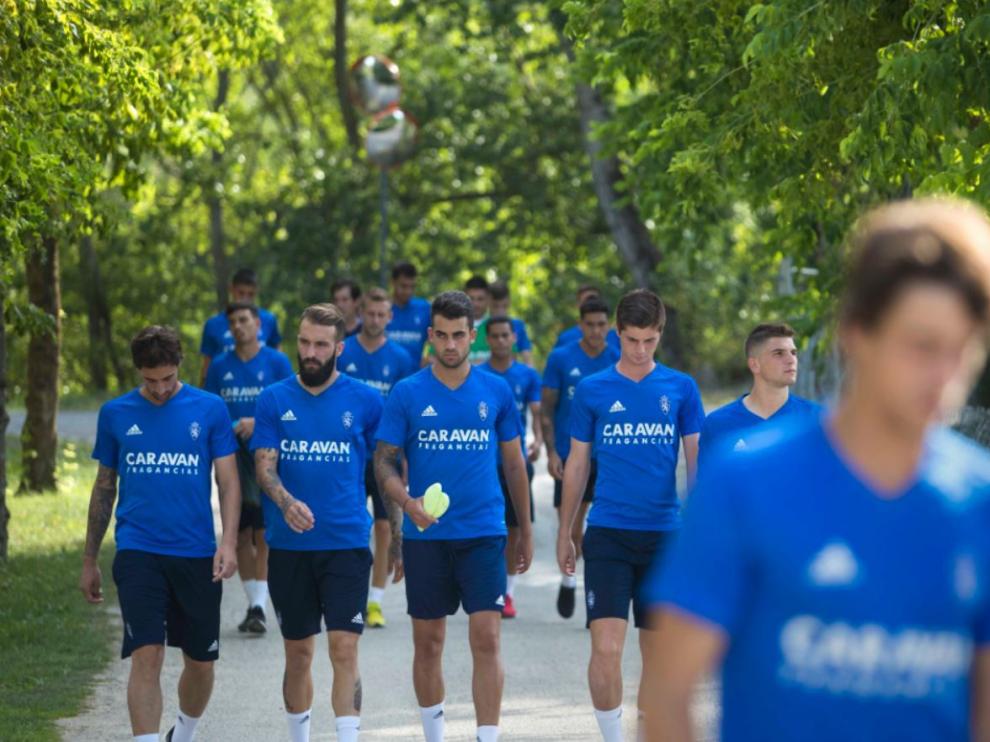 Los jugadores del Real Zaragoza, camino del campo de fútbol de Boltaña junto al río Ara.