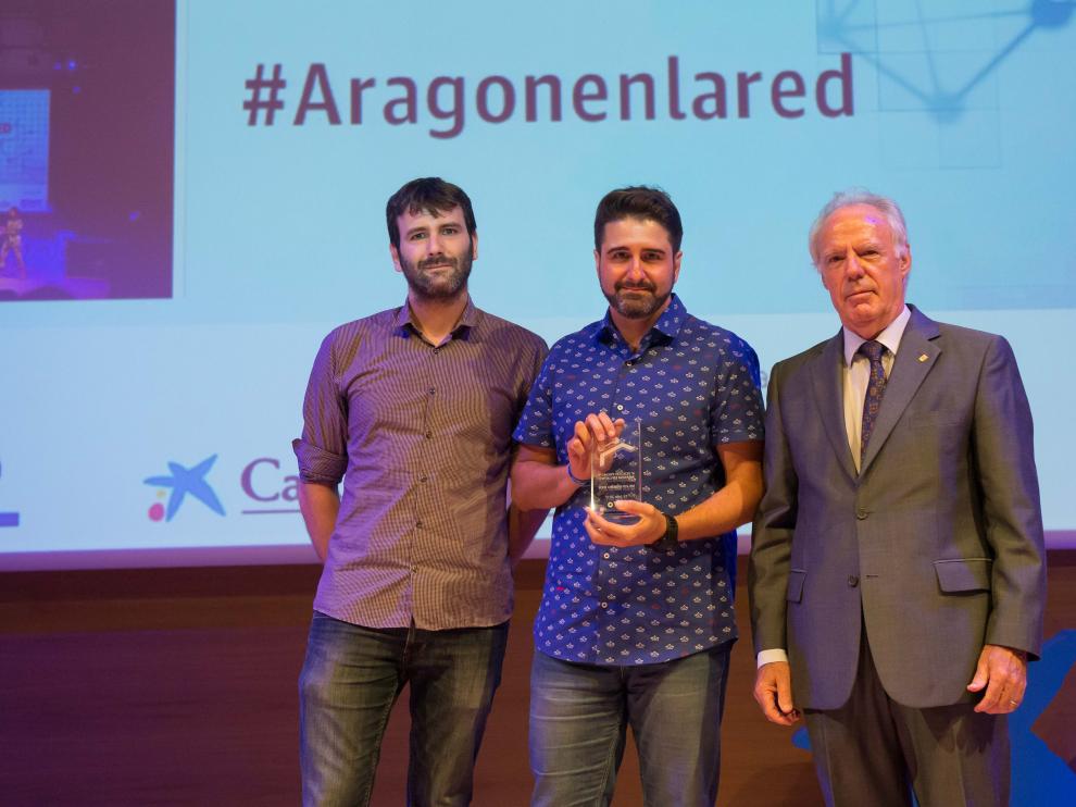 Rubén Osés y Fernando Blasco, de Summun, posan tras recoger el premio con José María Marín, presidente de Ceste