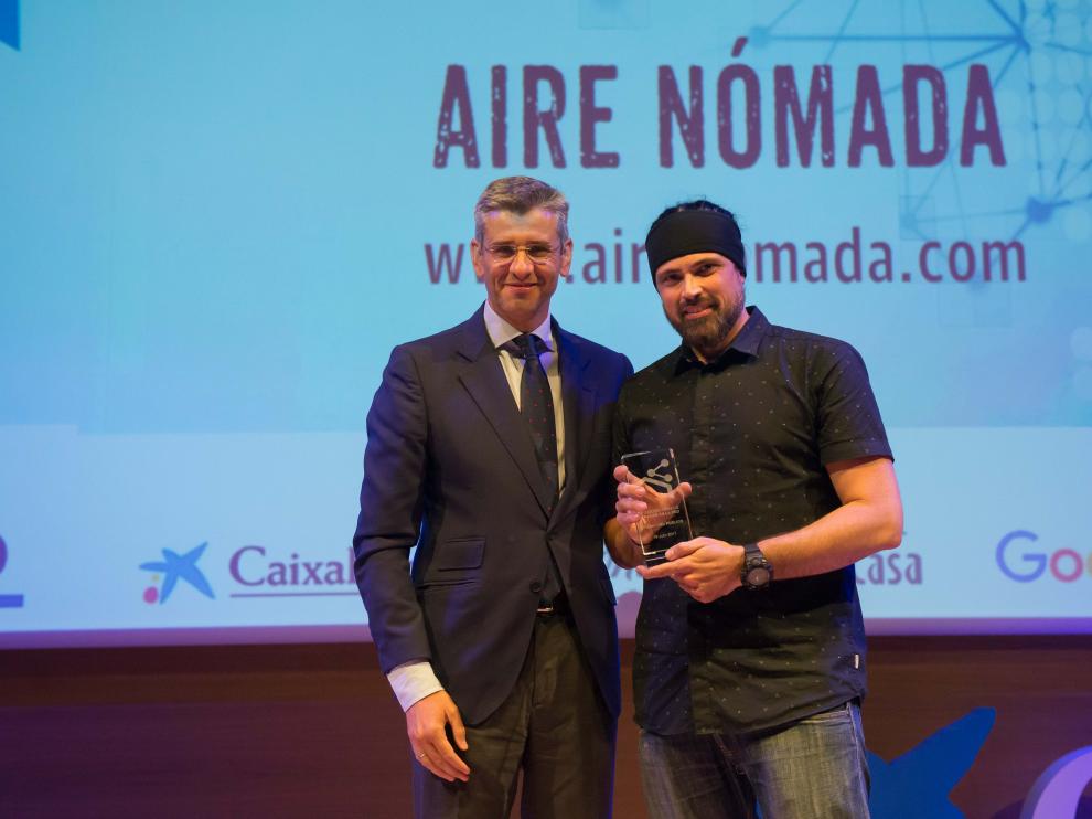 Jesús José Obón recibe el premio de manos de Mikel Iturbe, director de Heraldo de Aragón.