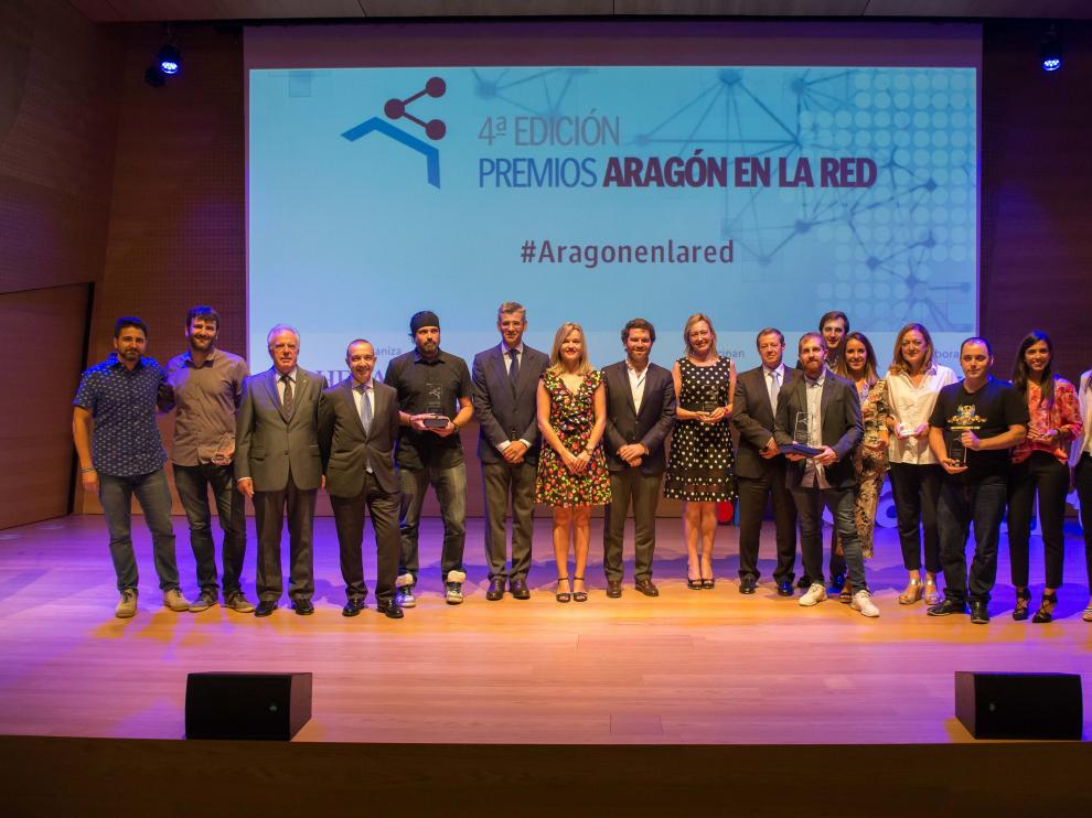 Foto de 'familia' de todos los premiados con las autoridades que entregaron los galardones