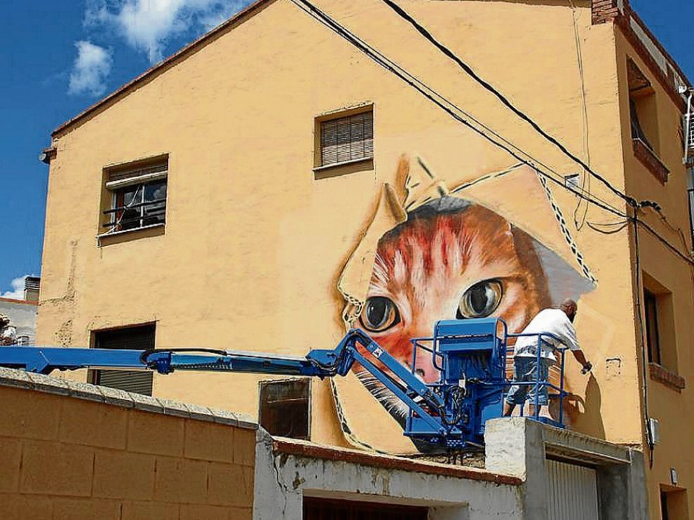 El artista salmantino Nego, durante la creación de su obra, que resultó finalista en el concurso.