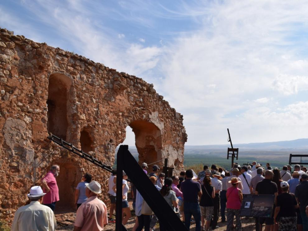Visita a la exposición de réplicas de máquinas de asedio en los restos del castillo de Alfambra.