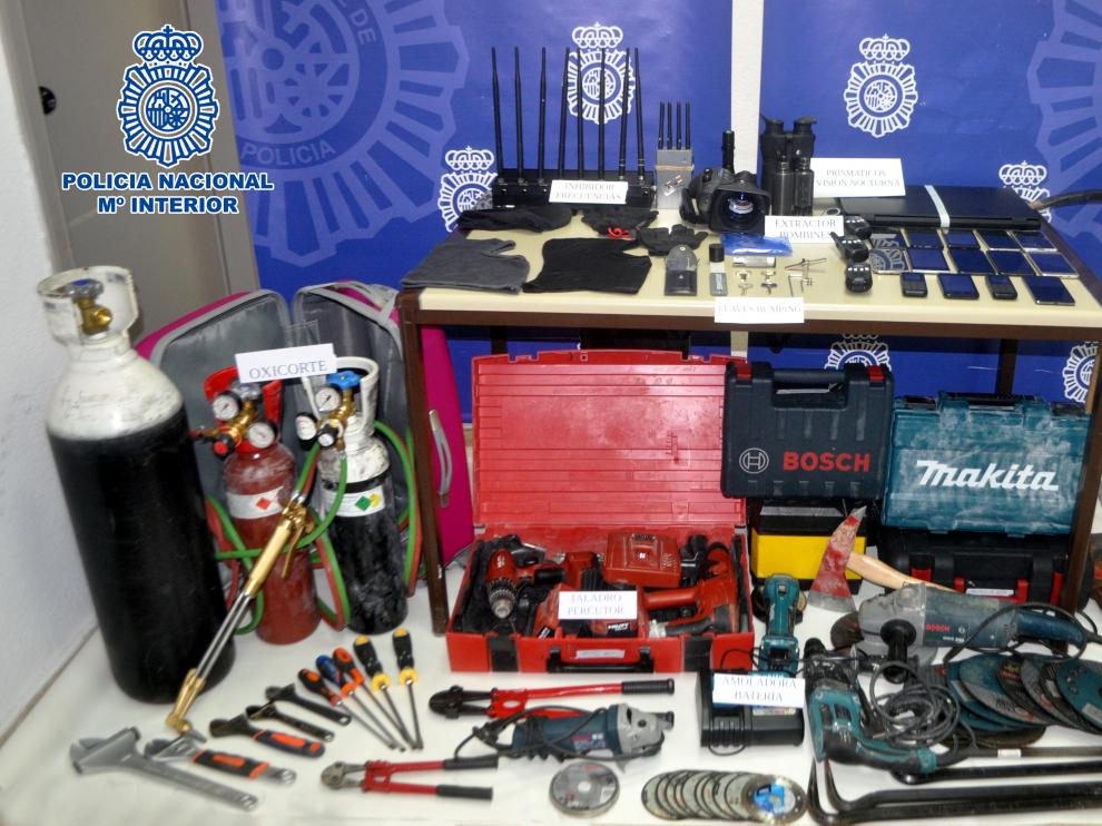 Efectos intervenidos por la Policía a los detenidos por el robo de El Alcoraz.