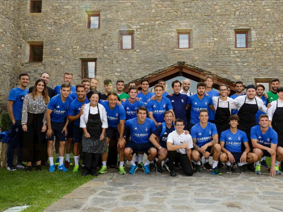 La expedición del Real Zaragoza posa con varios de los empleados del turno de tarde del Hotel Barceló Monasterio de Boltaña, antes de regresar a casa este viernes.