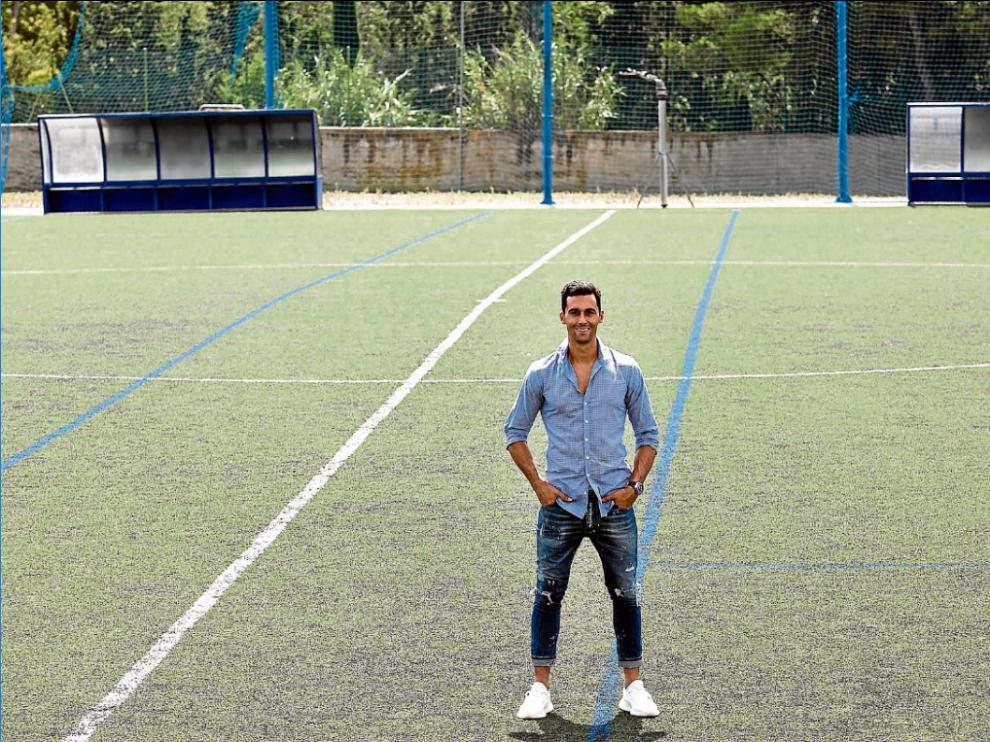 Álvaro Arbeloa posa en uno de los campos del Colegio del Salvador, que en sus tiempos era de tierra.
