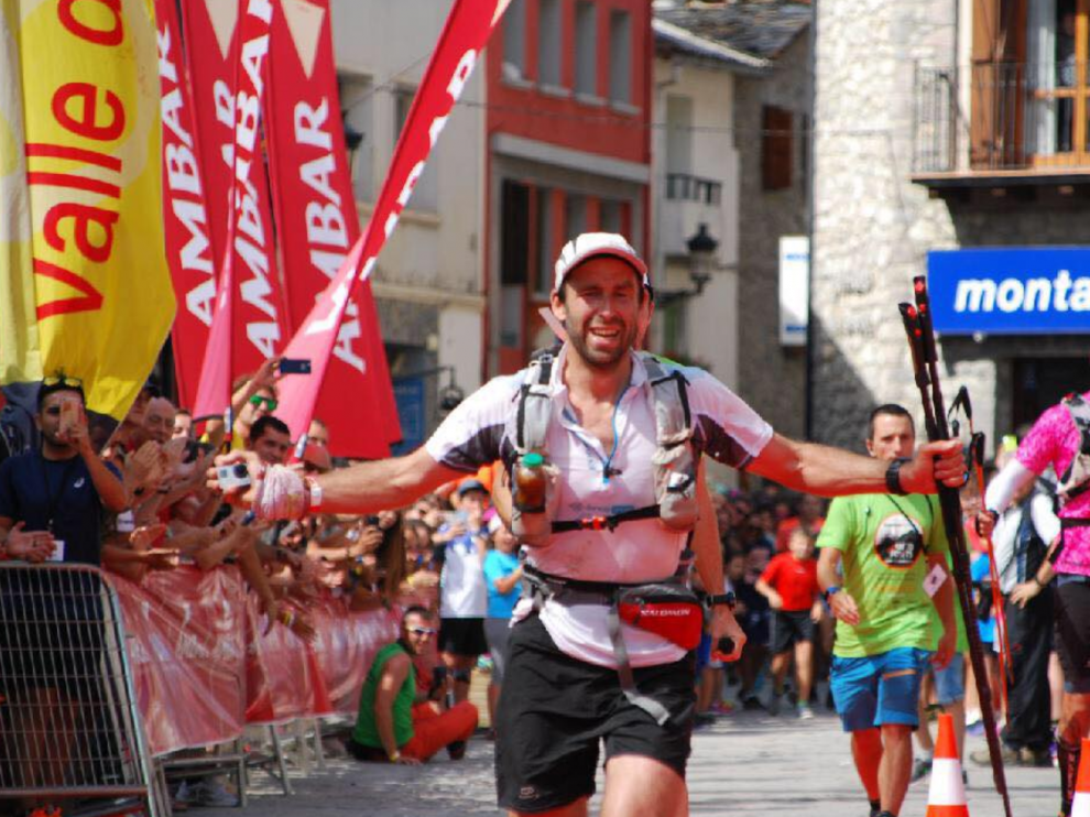 Frederic Laureau entrando a la meta tras un esfuerzo titánico.