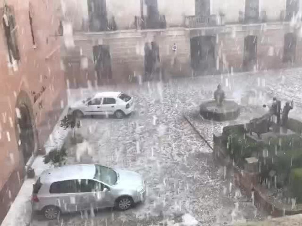 Una fuerte granizada sacudió este julio la plaza de Rubielos de Mora.