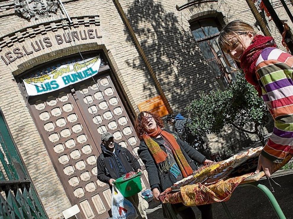 Antiguo instituto Luis Buñuel. Se ha creado un "centro social comunitario" autogestionado por entidades del barrio. Sin embargo, hay quien pide que se reconvierta en un centro cívico al uso.Antigua guardería El Tren. En la calle de Santa Orosia de Las Delicias, este equipamiento municipal que también fue ludoteca ha sido ocupado de forma reiterada durante los últimos años.