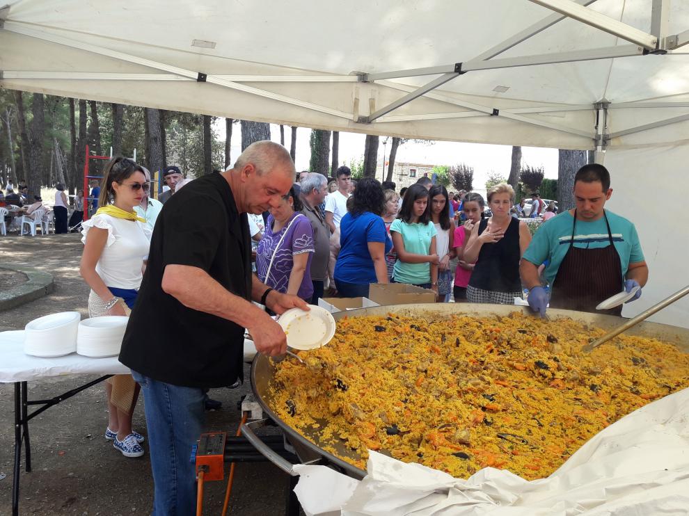 La comida popular tuvo lugar ayer en el parque del pueblo.