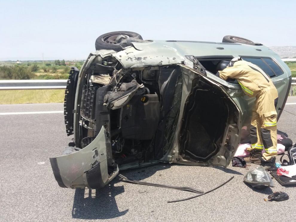 Accidente en la AP-68 en Alagón, donde tres personas han resultado heridas.