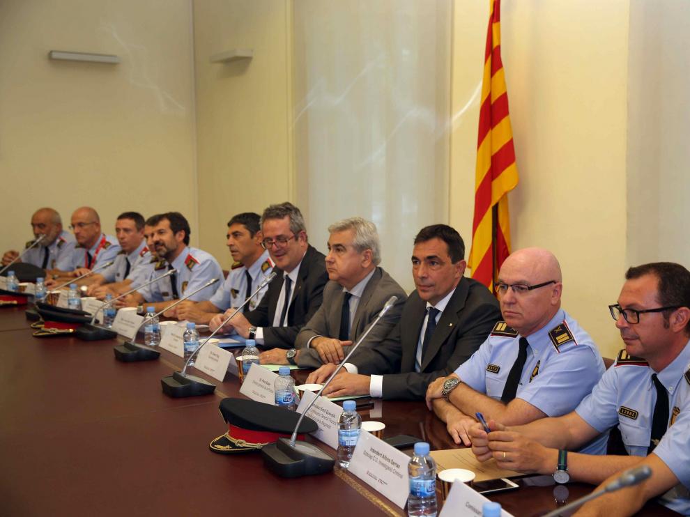 El conseller de Interior, Joaquim Forn (6d), el secretario general de la conselleria de Interior, César Puig (5d) y el director de los Mossos d'Esquadra, Pere Soler (4d), junto a mandos de los Mossos d¿Esquadra, durante la primera reunión mantenida esta tarde en Barcelona con la cúpula de la policía catalana.