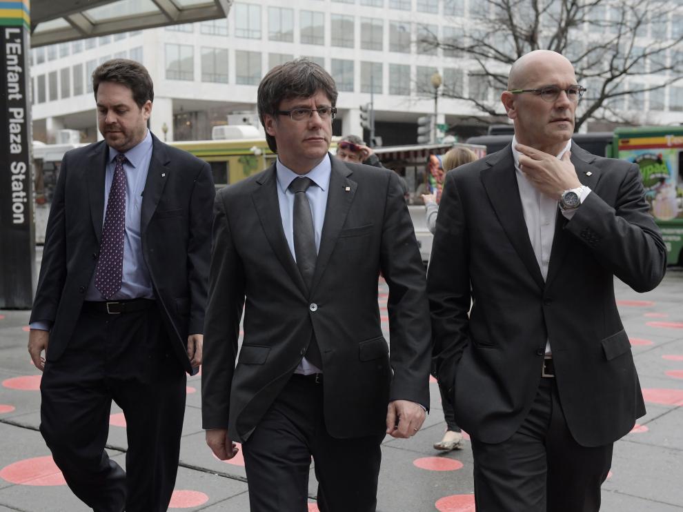 El presidente de la Generalitat de Catalunya, Carles Puigdemont, junto al Consejero Ministro Exterior de Catalunya, Raul Romeva durante su visita a Washington