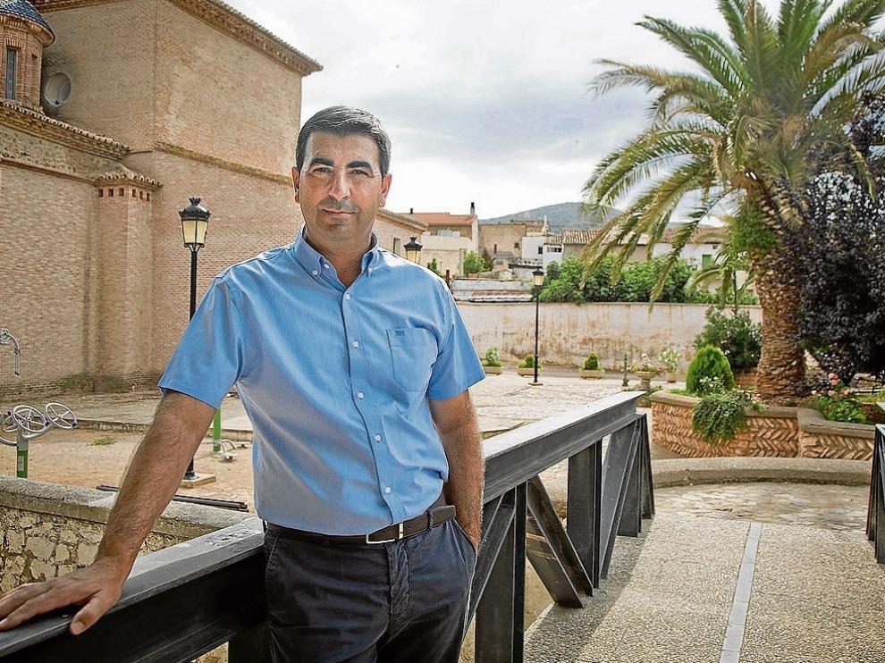 El alcalde, Óscar Lorente, en un rincón de la localidad de Cosuenda, en el Campo de Cariñena.