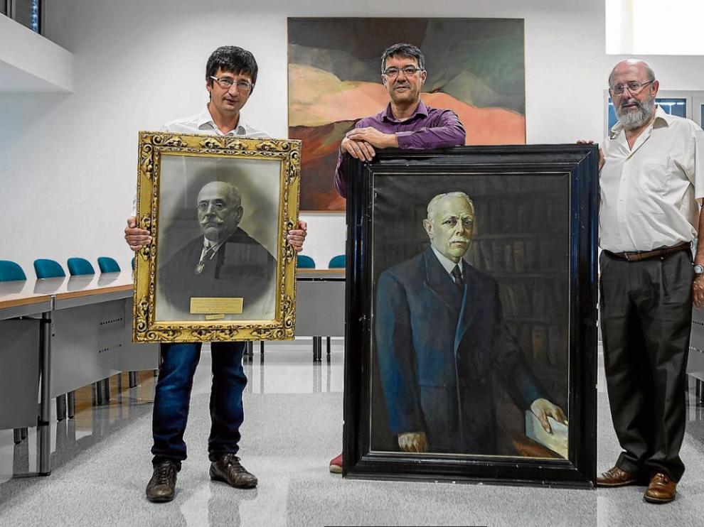 Los profesores Pedro Miana, Julio Bernúes y Manuel Alfaro, con la foto de García Galdeano y el retrato de González-Salazar.