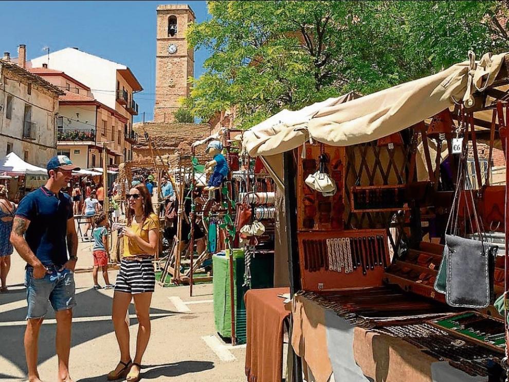 El buen tiempo favoreció la afluencia de público a la feria de artesanía de Monreal del Campo.