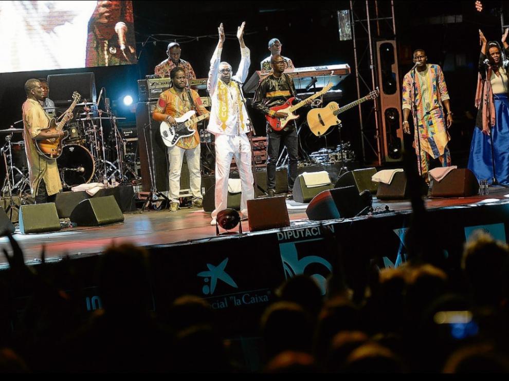 Youssou N'Dour regresó anoche a Lanuza después de 14 años y consiguió encandilar a un público entregado al ritmo africano